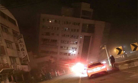 Hotel derrumbado en la región de Hualien Un sismo de magnitud 6.4 provoca el derrumbe de un hotel en Taiwán